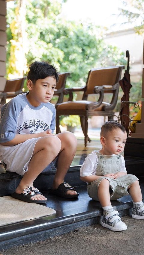 Pose Rafathar & Rayyanza Lagi Melamun Viral, Komentar Warganet Bikin Ngakak