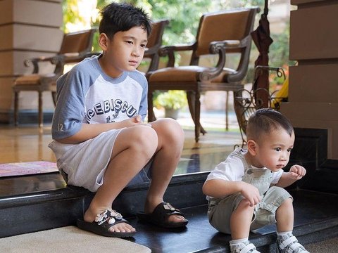Pose Rafathar & Rayyanza Lagi Melamun Viral, Komentar Warganet Bikin Ngakak