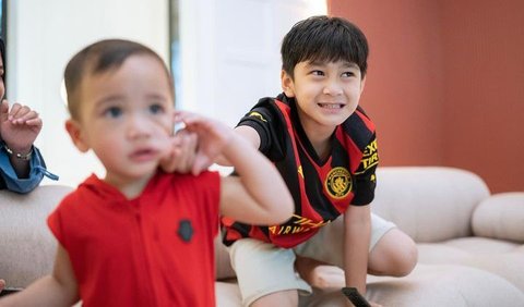 Pose Rafathar & Rayyanza Lagi Melamun Viral, Komentar Warganet Bikin Ngakak