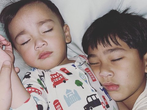 Pose Rafathar & Rayyanza Lagi Melamun Viral, Komentar Warganet Bikin Ngakak