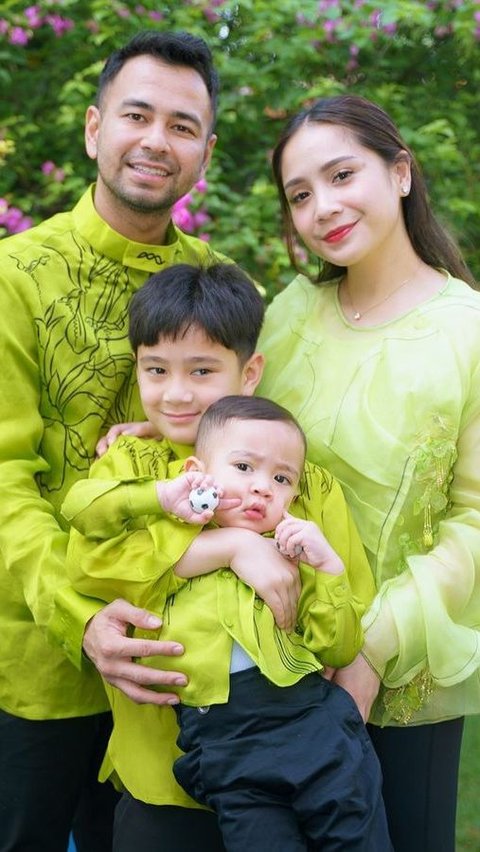 Pose Rafathar & Rayyanza Lagi Melamun Viral, Komentar Warganet Bikin Ngakak