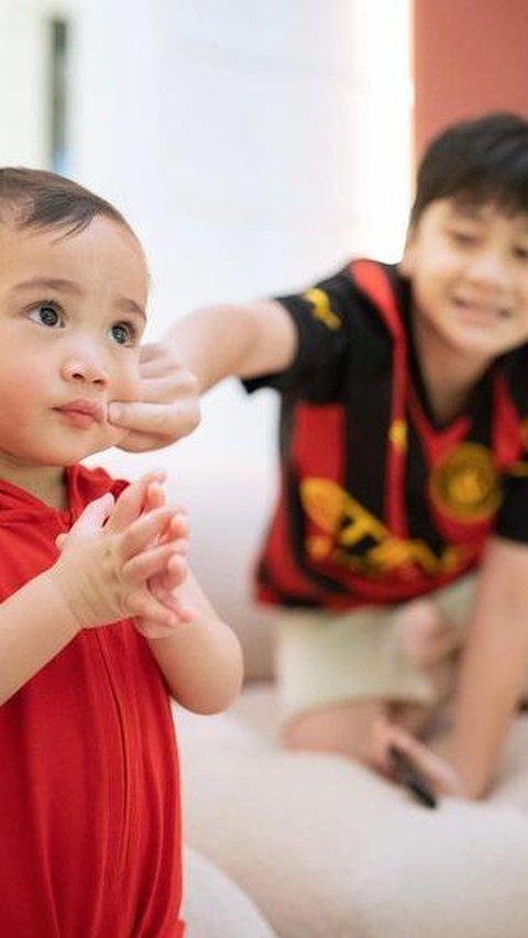 Pose Rafathar & Rayyanza Lagi Melamun Viral, Komentar Warganet Bikin Ngakak