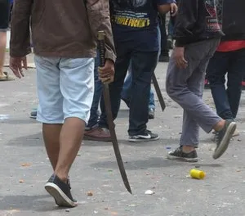Malam Bawa Senjata Tajam, Paginya Ditangkap Bertopeng Ultramen