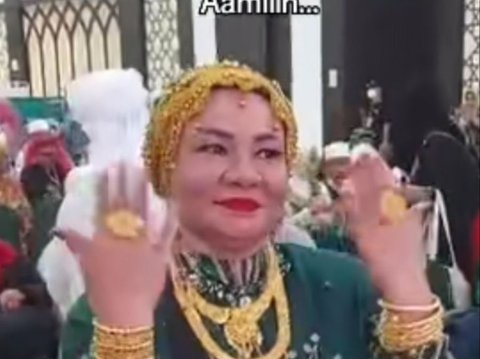 Viral Jemaah Haji Tampil Glamor saat Sampai di Tanah Air, Pakai Perhiasan hingga 180 gram
