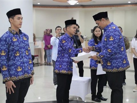 Potret Ganteng Jonathan Christie Kekasih Shanju Eks JKT48 Diangkat PNS, Pakai Batik dan Peci