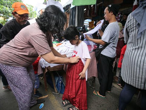 FOTO: Sibuknya Orang Tua Siswa Belanja Seragam Sekolah Jelang Tahun Ajaran Baru