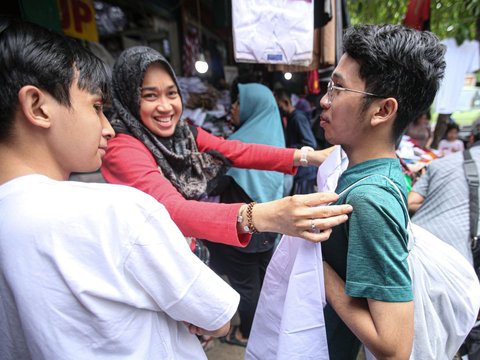 FOTO: Sibuknya Orang Tua Siswa Belanja Seragam Sekolah Jelang Tahun Ajaran Baru