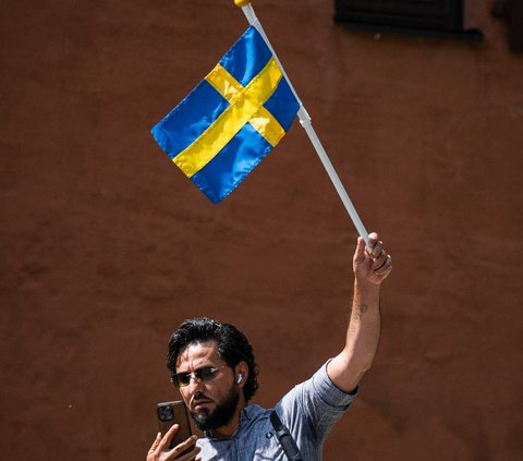 Imigran asal Irak Salwan Momika merobek dan membakar Alquran di luar sebuah masjid di pusat kota Stockholm ketika umat Islam merayakan Iduladha pada Rabu (28/6). Namun, aksinya tersebut justru diabaikan oleh ratusan muslim yang berkumpul di masjid.
