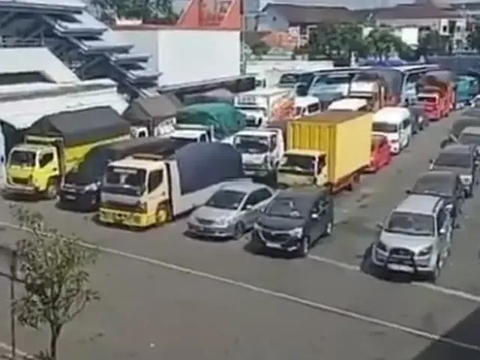 Buntut Libur Sekolah, Pelabuhan Ketapang Banyuwangi Macet Parah