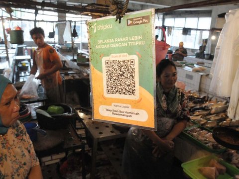 FOTO: Tak Lagi Gratis, Pelaku Usaha Mikro Kini Kena Tarif QRIS 0,3 Persen