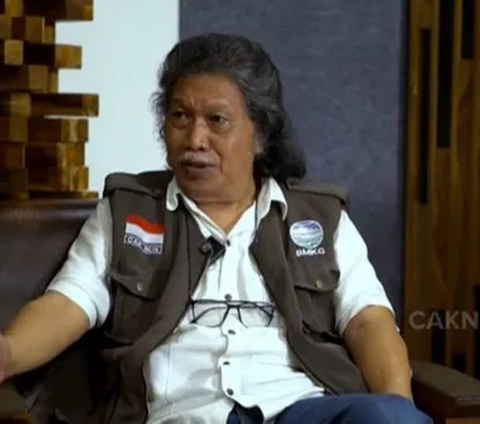 Mantan sekretaris pribadi Cak Nun, Nur Janis Langgabuana mengungkapkan Cak Nun mulai menjalani perawatan di RSUP Dr Sardjito, pada Kamis (6/7) sekitar pukul 14.30 WIB.<br /><br />Nur Janis mendapatkan kabar itu dari Ahmad Syakurun Muzakki atau Cak Zakki yang merupakan adik sekaligus manajer Cak Nun.