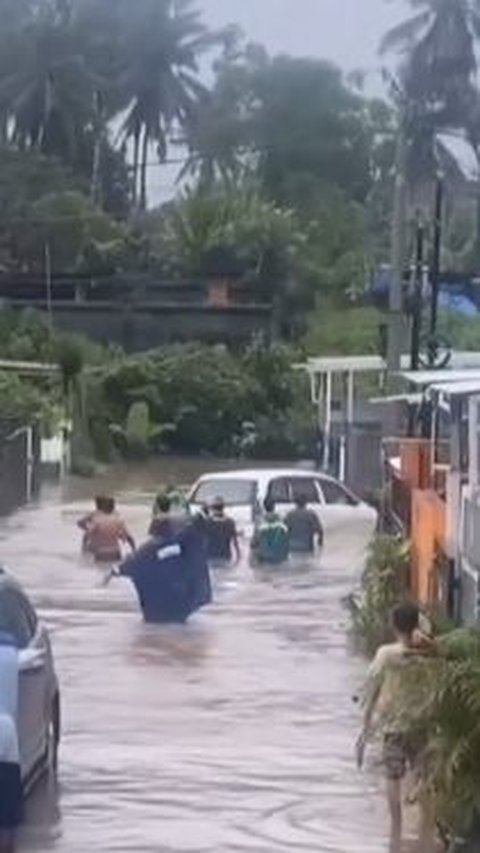 Penampakan Avanza Terseret Jauh Arus Kencang Saat Banjir Terjang Bali