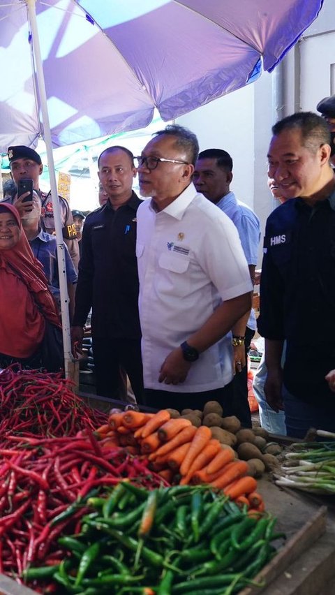 FOTO: Tinjau Pasar Seketeng Sumbawa, Mendag Zulhas Sebut Harga Bahan Pokok Stabil