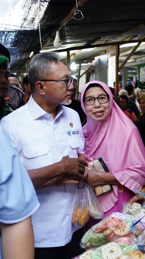 FOTO: Tinjau Pasar Seketeng Sumbawa, Mendag Zulhas Sebut Harga Bahan Pokok Stabil