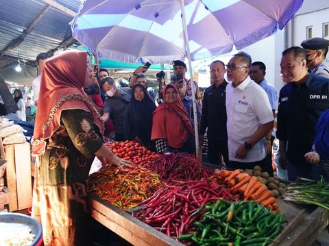 FOTO: Tinjau Pasar Seketeng Sumbawa, Mendag Zulhas Sebut Harga Bahan Pokok Stabil