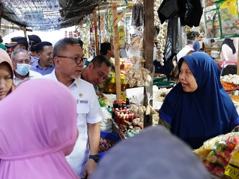 FOTO: Tinjau Pasar Seketeng Sumbawa, Mendag Zulhas Sebut Harga Bahan Pokok Stabil