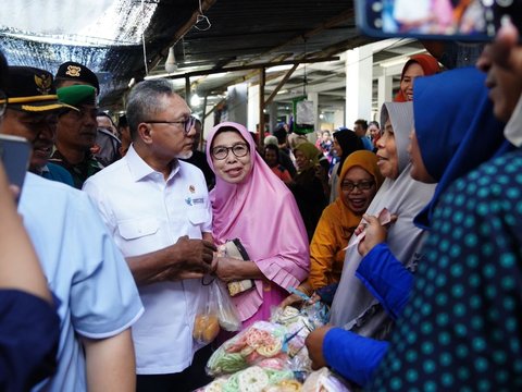 FOTO: Tinjau Pasar Seketeng Sumbawa, Mendag Zulhas Sebut Harga Bahan Pokok Stabil