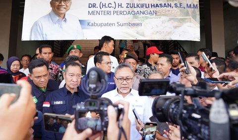 FOTO: Tinjau Pasar Seketeng Sumbawa, Mendag Zulhas Sebut Harga Bahan Pokok Stabil