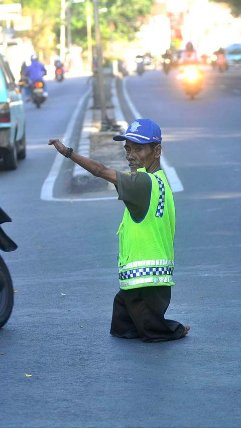 Hidup dari Uang Recehan di Putaran Jalan