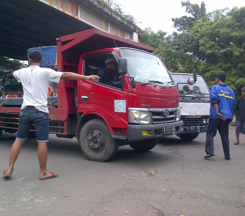 Hidup dari Uang Recehan di Putaran Jalan