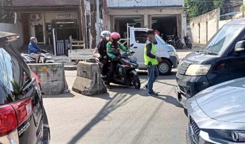 Hidup dari Uang Recehan di Putaran Jalan