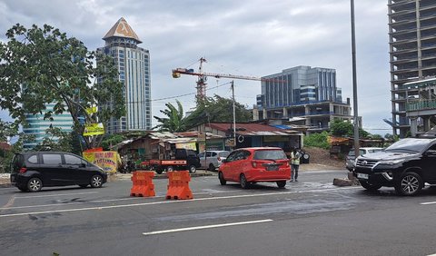 Hidup dari Uang Recehan di Putaran Jalan