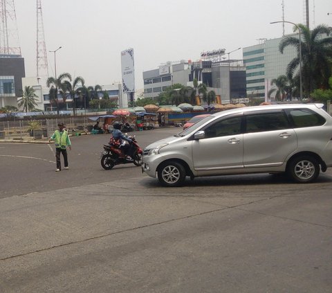 Hidup dari Uang Recehan di Putaran Jalan