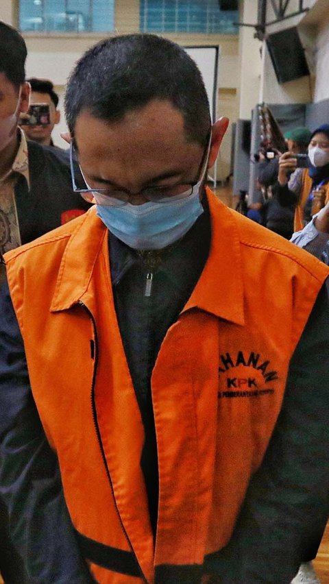 Andhi Pramono yang memakai rompi oranye lebih banyak menunduk saat ditampilkan di depan awak media. Simak foto-foto lengkapnya!