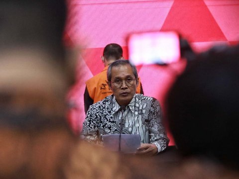 FOTO: Raut Eks Kepala Bea Cukai Makassar Andhi Pramono Tertunduk Lesu Saat Ditahan KPK