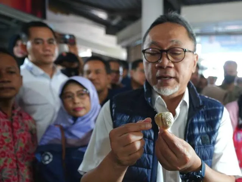 Sidak di Pasar Seketeng NTB, Zulkifli Hasan Tercengang Harga Ayam