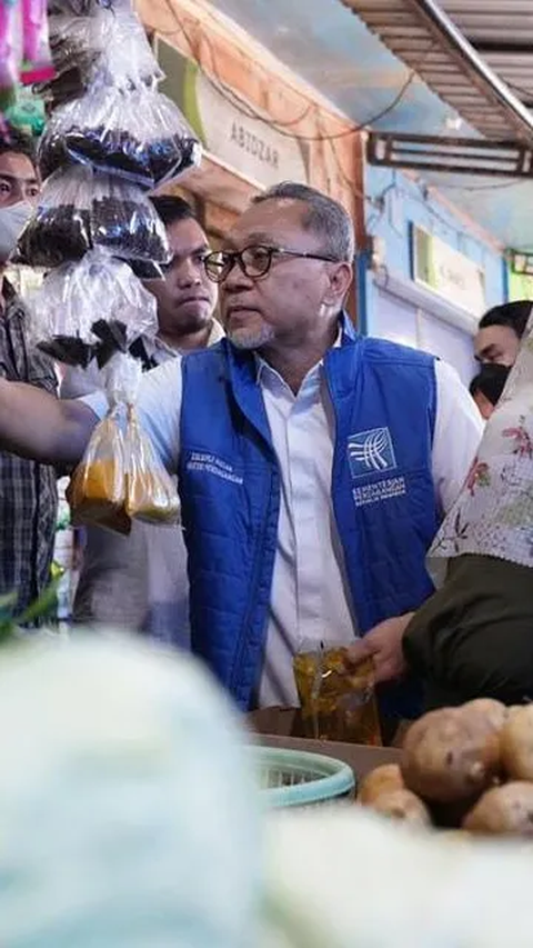 Yati, pedagang ayam di pasar tersebut mengaku senang dagangannya dibeli oleh Mendag Zulhas.