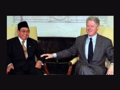 Gus Dur Pernah Bikin Geger Amerika saat Bertemu Bill Clinton 90 Menit