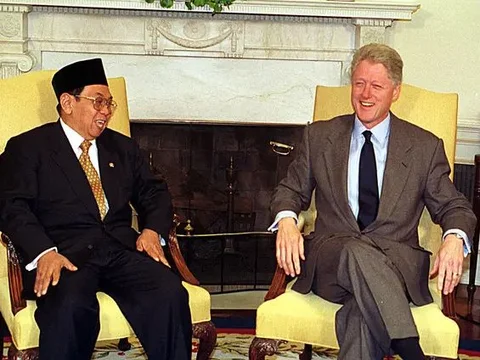 Gus Dur Pernah Bikin Geger Amerika saat Bertemu Bill Clinton 90 Menit