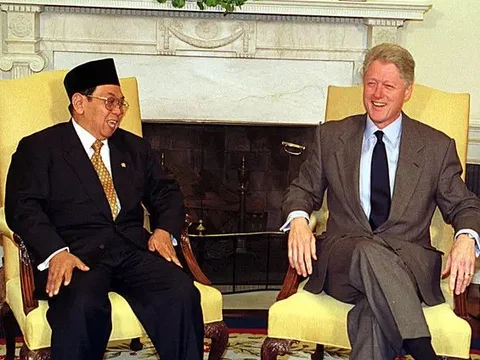 Gus Dur Pernah Bikin Geger Amerika saat Bertemu Bill Clinton 90 Menit