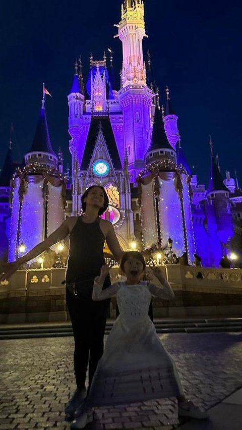 Momen Keseruan Acha Septriasa dan Keluarga Jalan-jalan di Disneyland Jepang