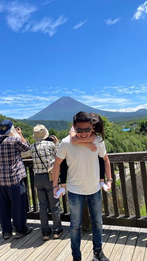 Potret kebersamaan Brie dengan sang ayah. Tampak Vicky Kharisma menggendong Brie.