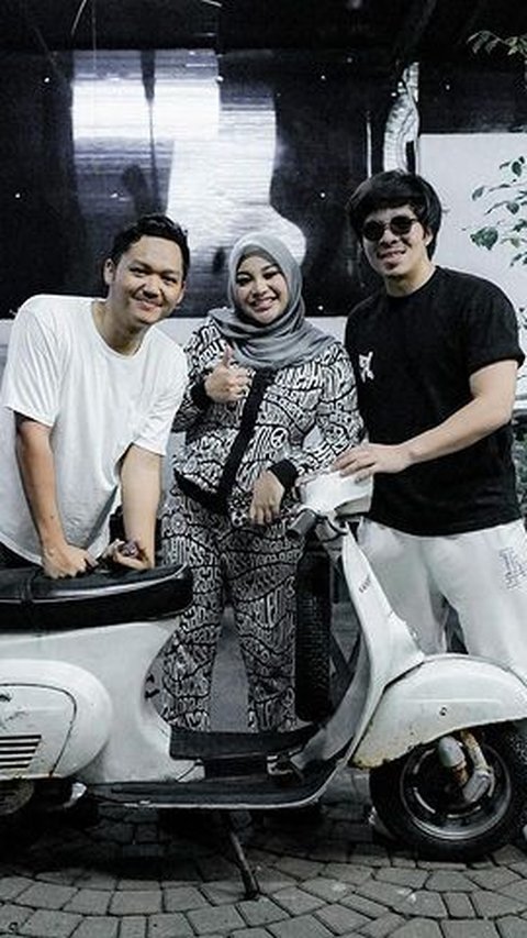 Momen Aurel Beri Surprise Ultah untuk Sang Adik, Hadiahnya Ternyata Motor Impian Azriel