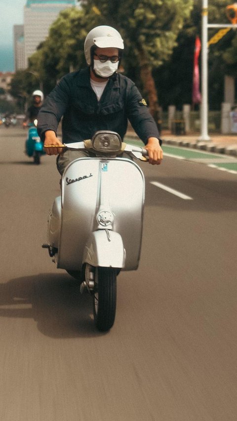 Gaya Azriel saat naik Vespa