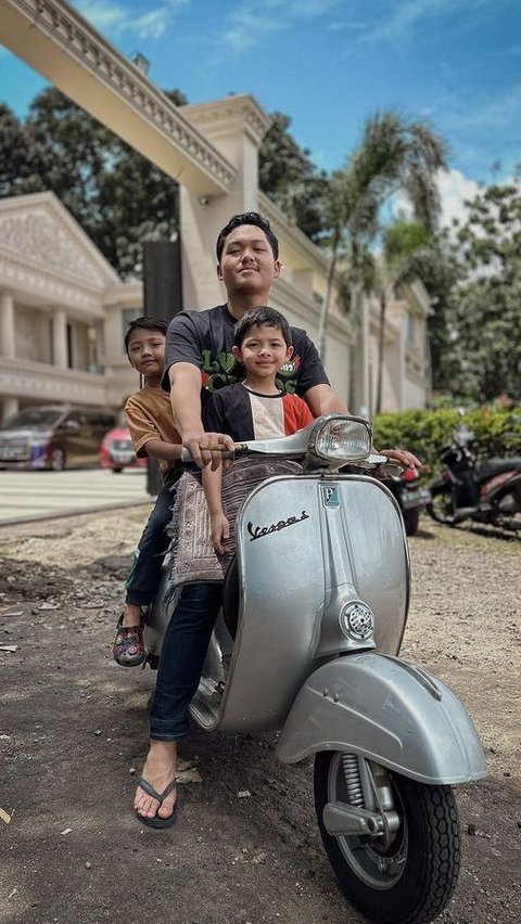 Potret Azriel saat naik Vespa bersama kedua adiknya, Arsya. Dia kerap mengajak adiknya untuk naik Vespa kesayangannya.