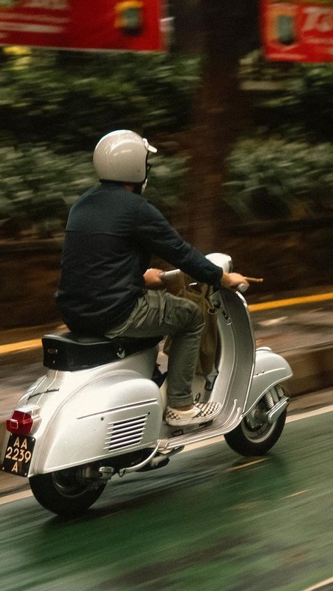 Azriel kerap mengunggah foto-fotonya bersam Vespa kesayangan di Instagram. Pengikutnya di Instagram rupanya banyak yang juga penggemar motor Vespa.