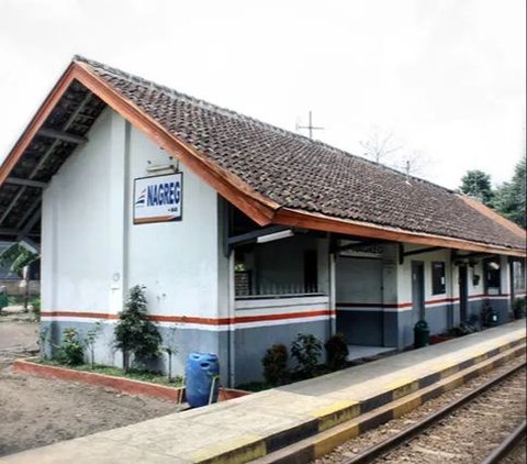 Stasiun Nagreg merupakan salah satu stasiun yang masih beroperasi di Indonesia dan memiliki daya tarik memesona, mulai dari sejarah, bangunan, hingga lokasi.