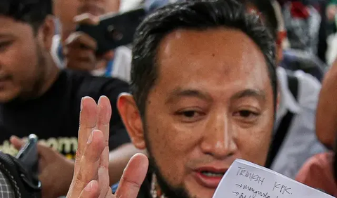 Di sisi lain, lanjut Alex, KPK juga menemukan adanya transaksi keuangan melalui layanan perbankan melalui rekening bank milik Andhi dan ibu mertuanya, Kamariah.