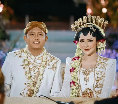 Denny dan Bella bertemu pertama kali di proyek video klip lagu 'Kalih Welasku', tak berselang lama dari putusnya Denny dengan Happy Asmara. Keduanya kemudian bermain dalam series dengan judul yang sama sebagai pasangan kekasih.