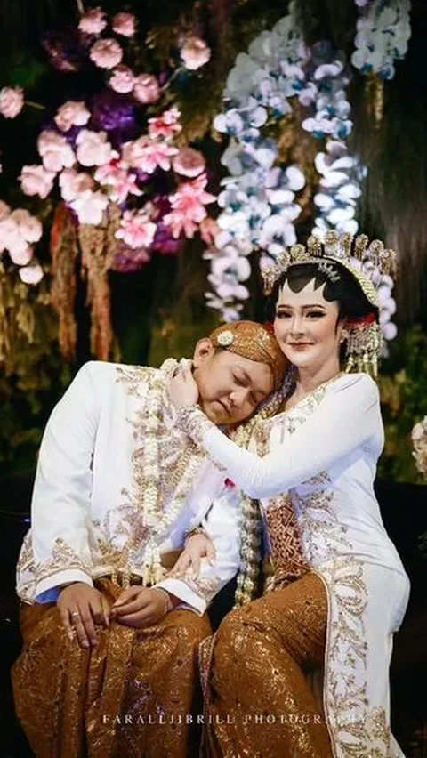 Kini Denny dan Bella telah resmi bersama. Resepsi besar keduanya dikabarkan akan digelar pada Agustus mendatang.