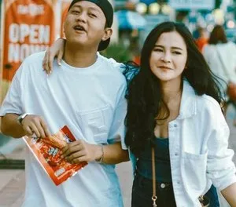 Ketika menjalin asmara dengan Denny, Bella sempat mengalami masa-masa yang tak mudah. Ia kerap disebut sebagai perempuan yang merebut Denny dan Happy Asmara. Beruntungnya, Denny dan Bella tak terlalu memusingkan netizen.