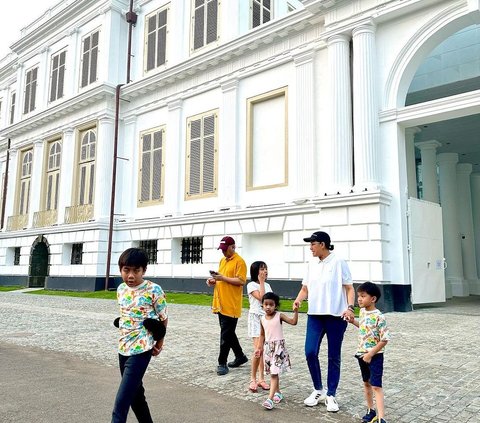 Menteri Keuangan Sri Mulyani Indrawati bersama suaminya, Tonny Sumartono membagikan momen keseruan mengajak 4 cucunya berkeliling gedung AA Maramis, di Komplek Kementerian Keuangan, Jakarta Pusat.