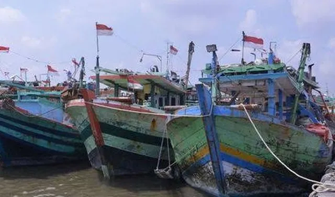 Kapal Rusak Dihantam Ombak