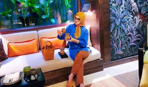 Pemilik nama asli Rini Fatimah Zaelani itu membagikan potretnya saat berada di sebuah hotel mewah. Nampaknya, selama di Bali kakak dari Aisyahrani itu menginap di hotel tersebut.