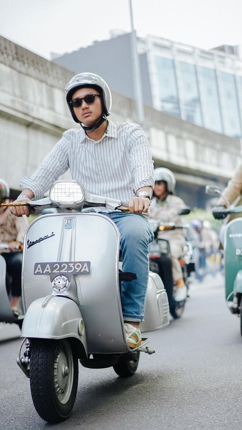 Dapat Kado Vespa dari Atta dan Aurel, Intip Gaya Azriel Hermansyah Sunmori Bawa Vespa