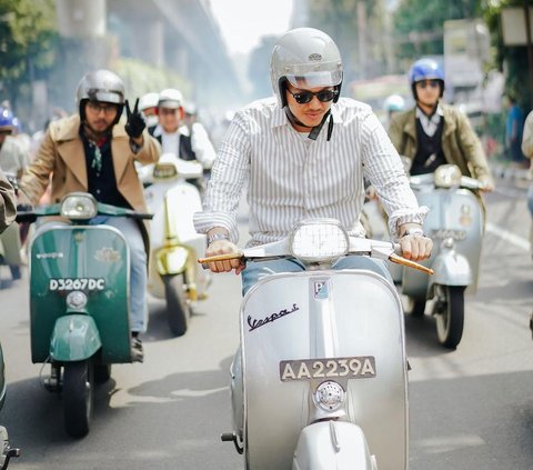 Azriel tampak keren saat melakukan sunmori dengan klub motor vespanya. Ketika mengendarai vespa baru, Azriel tak lupa mengenakan helm pelindung kepala.